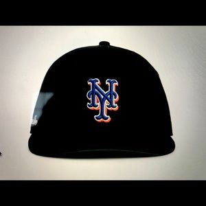 Black fitted hat
